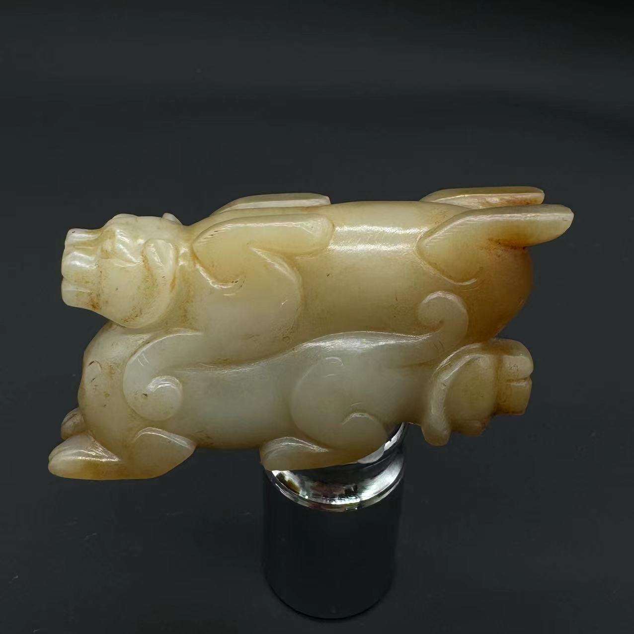 明代和田玉双虎坠