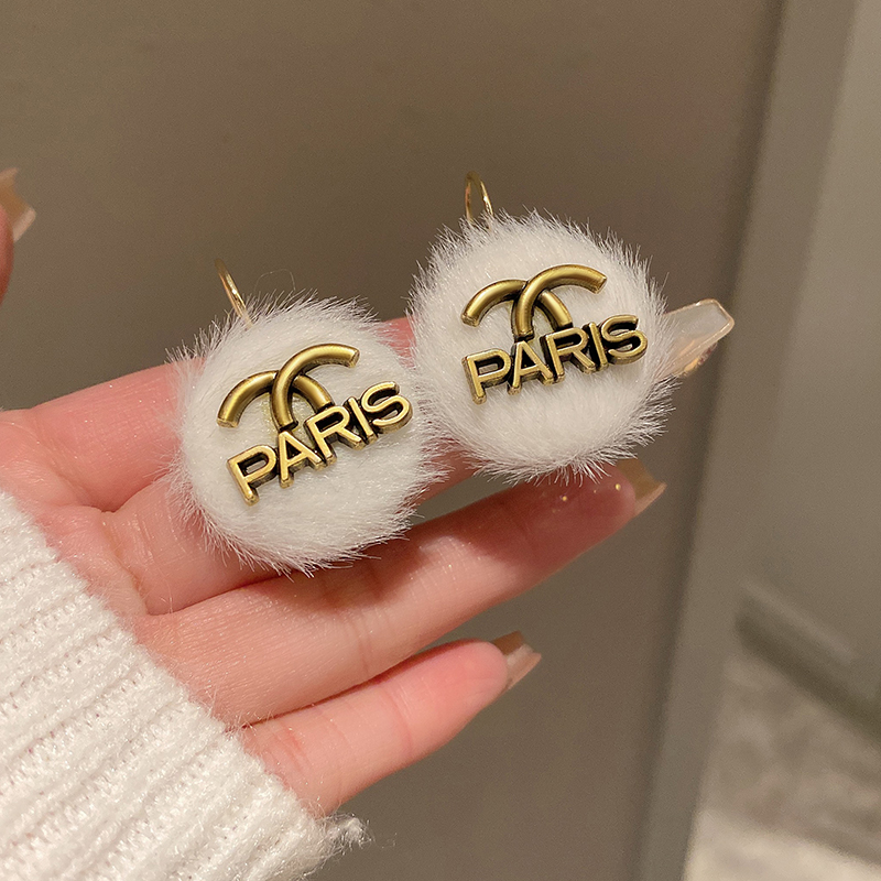 合金耳饰 秋冬毛毛字母耳环小众独特高级新款设计百搭耳饰女耳扣