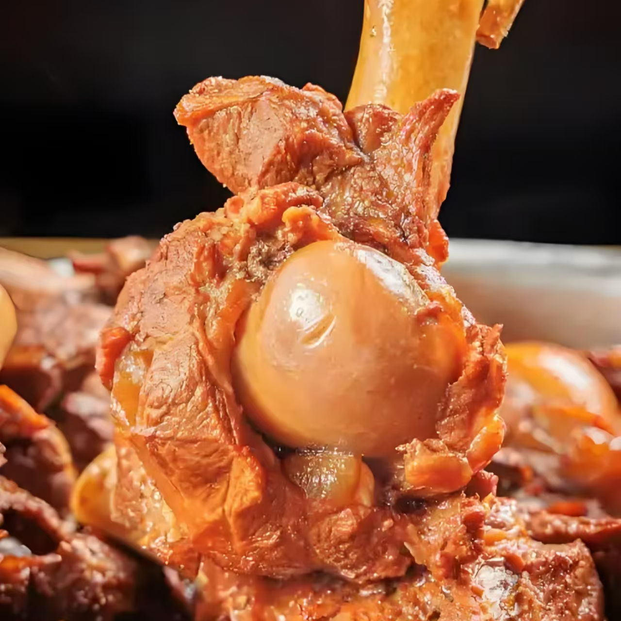 甄选羔羊筒骨，美味鲜香，老汤慢炖，肉嫩髓香，无防腐剂羊棒骨