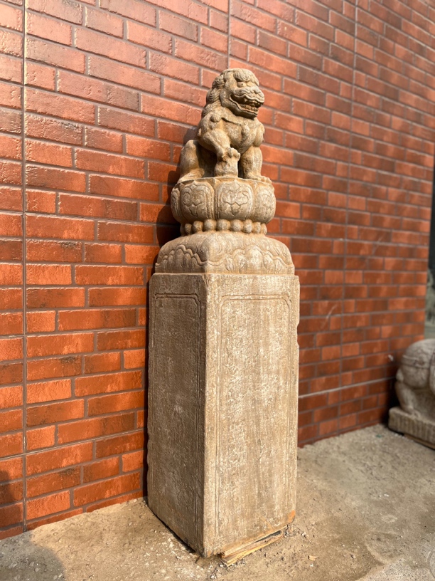 【不包邮介意勿拍】莲花蹲狮石柱高120直径30。天然青石有石线不卸车