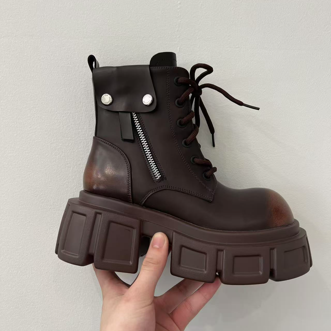 玲一一【机车少女】~2024秋季新款时尚百搭厚底套筒时装靴（6公分）