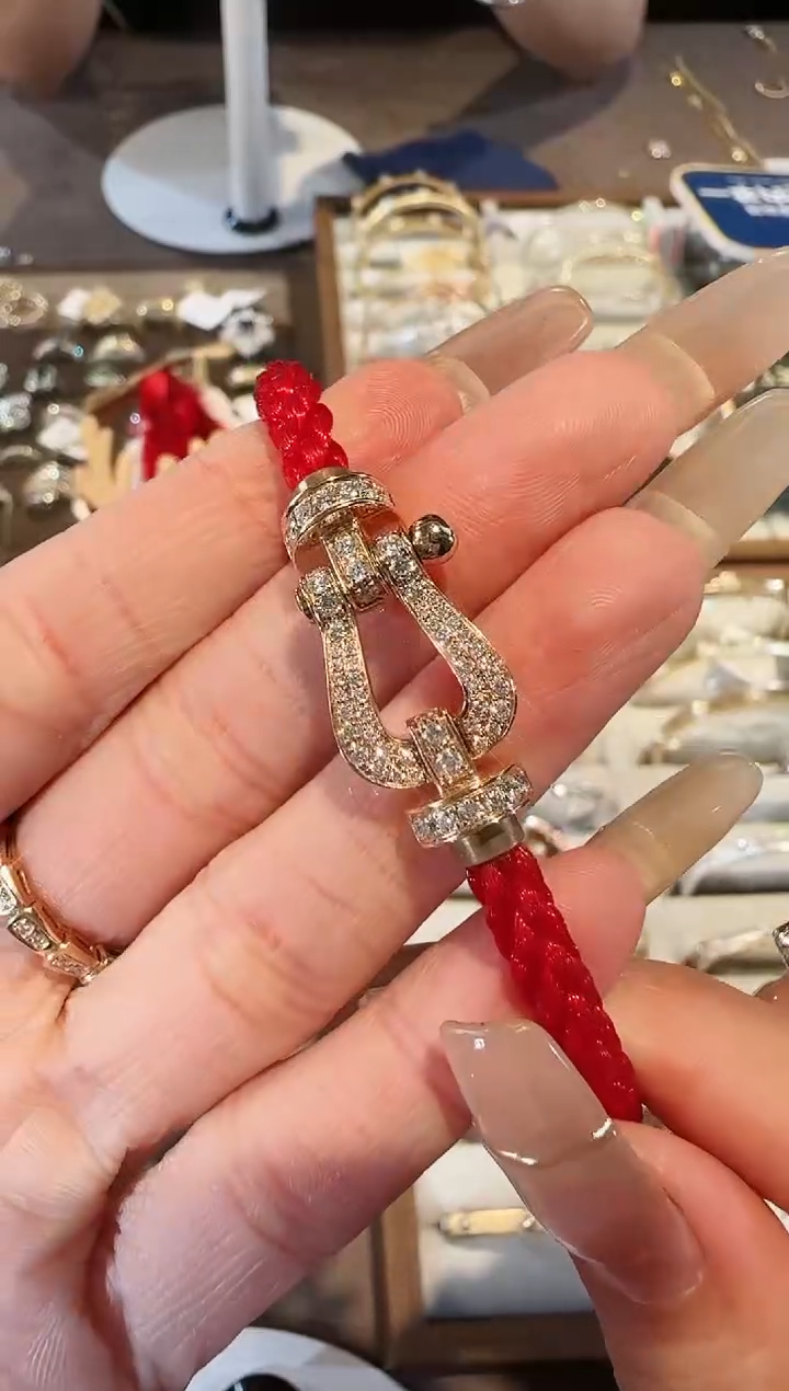 【闪购商品】钻石手链18K金镶嵌马蹄红绳