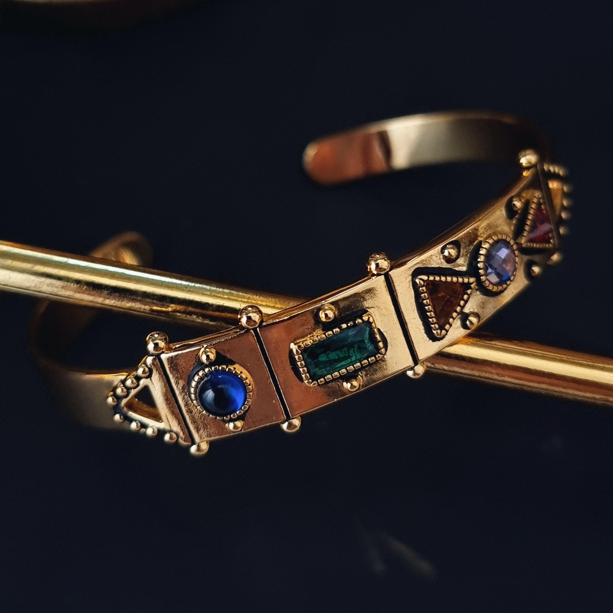 铜合金合成锆石手镯 MeDo轻奢复古幸福盾牌摩登画廊手镯