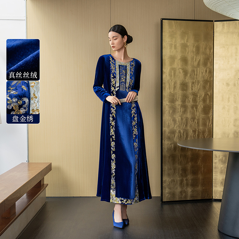 生活在左丝绒连衣裙复古盘金绣优雅气质修身秋冬新品出游服装女