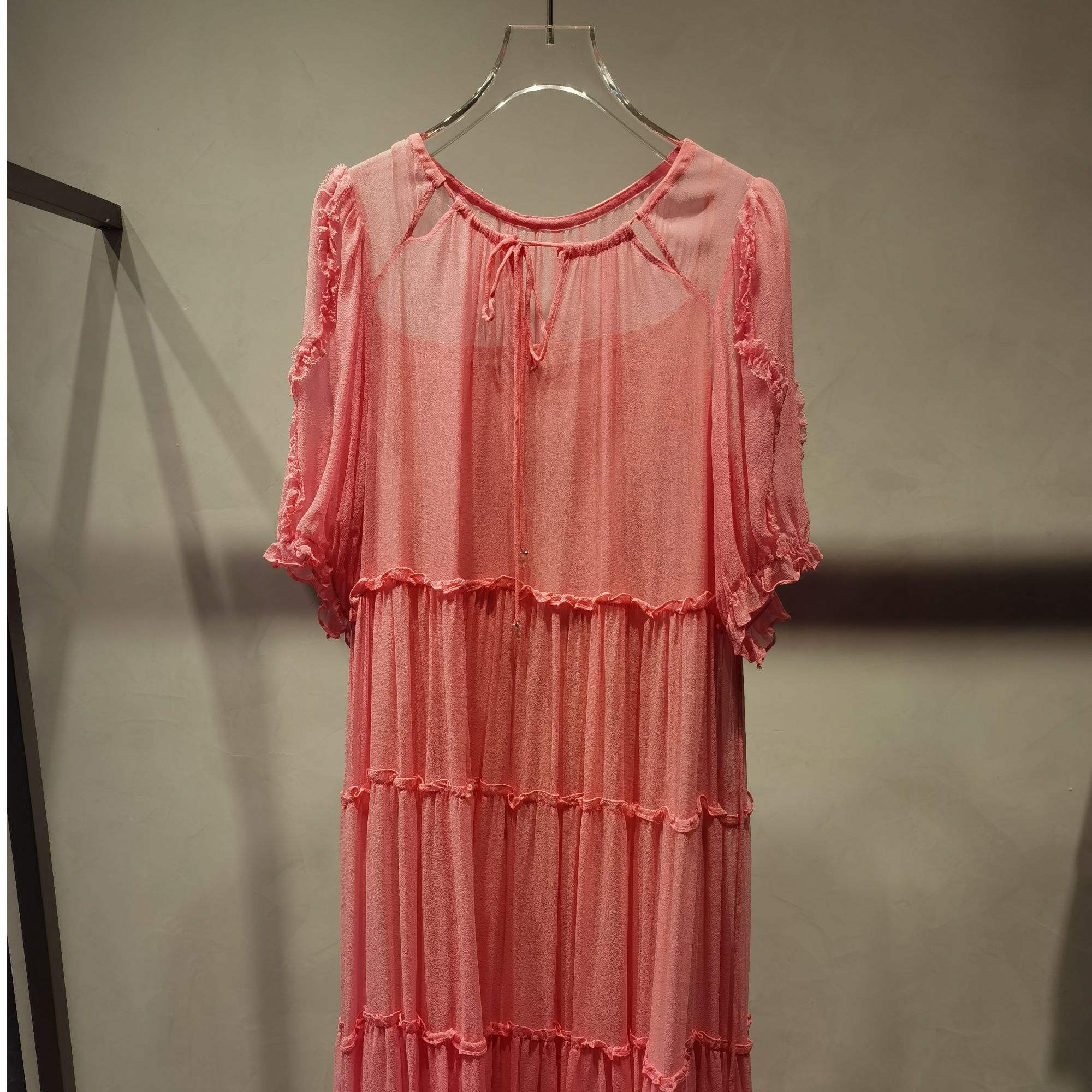 慵懒风粉色真丝连衣裙