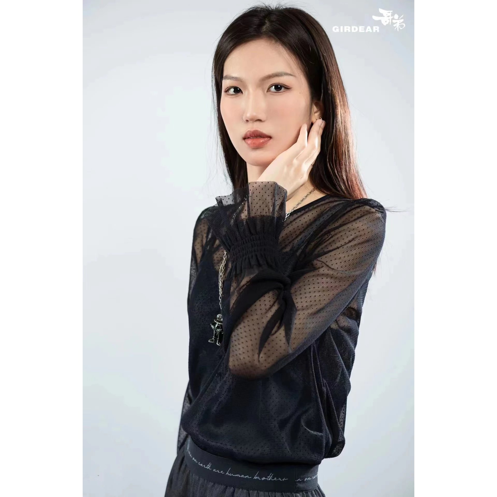 哥弟 百搭气质圆领长袖透视打底衫1300903