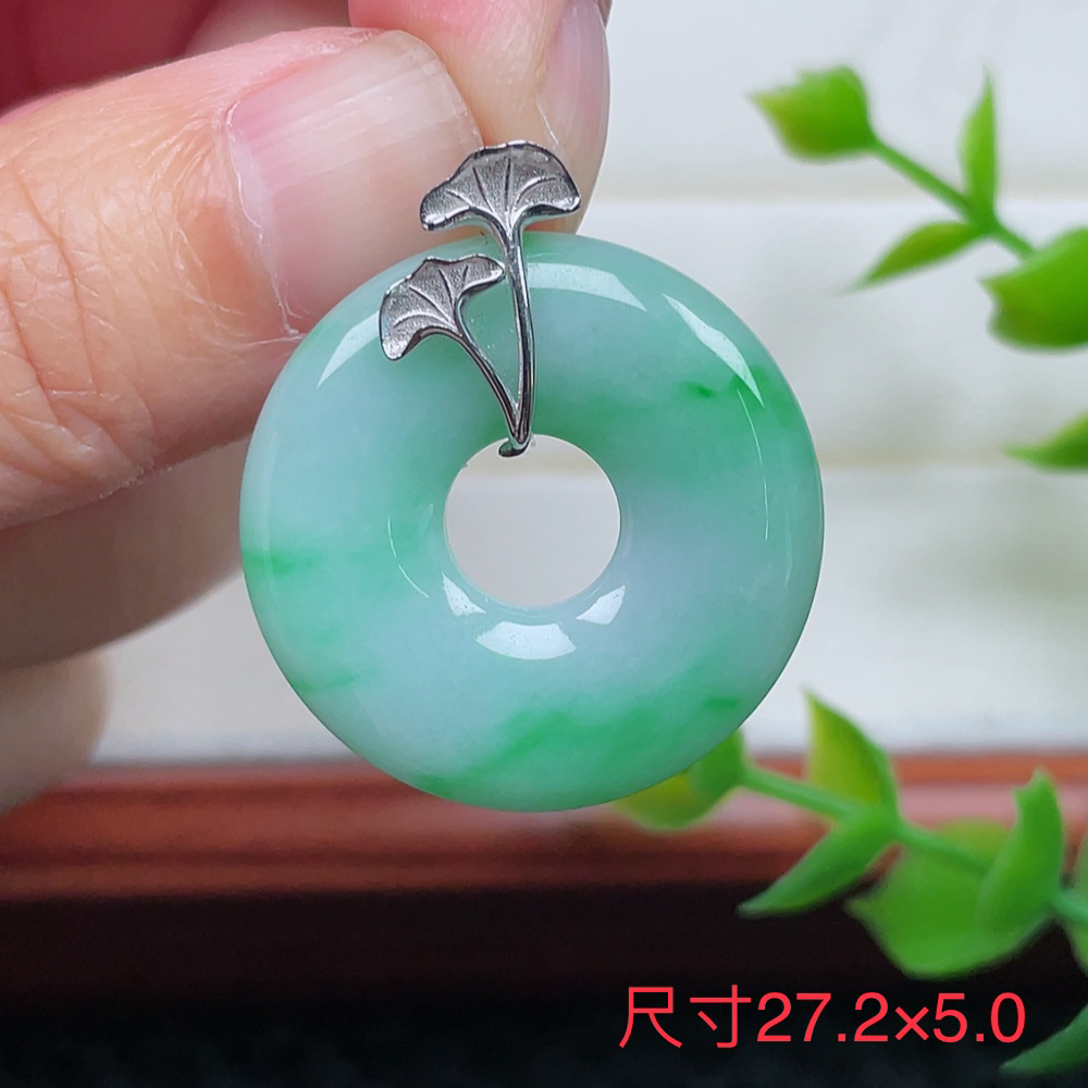 翡翠A货 18k金镶嵌白底飘阳绿甜甜圈吊坠
