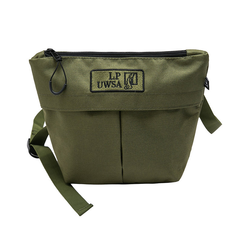 LP-7703黑色单肩斜跨包邮差包男士运动时尚户外多功能休闲包