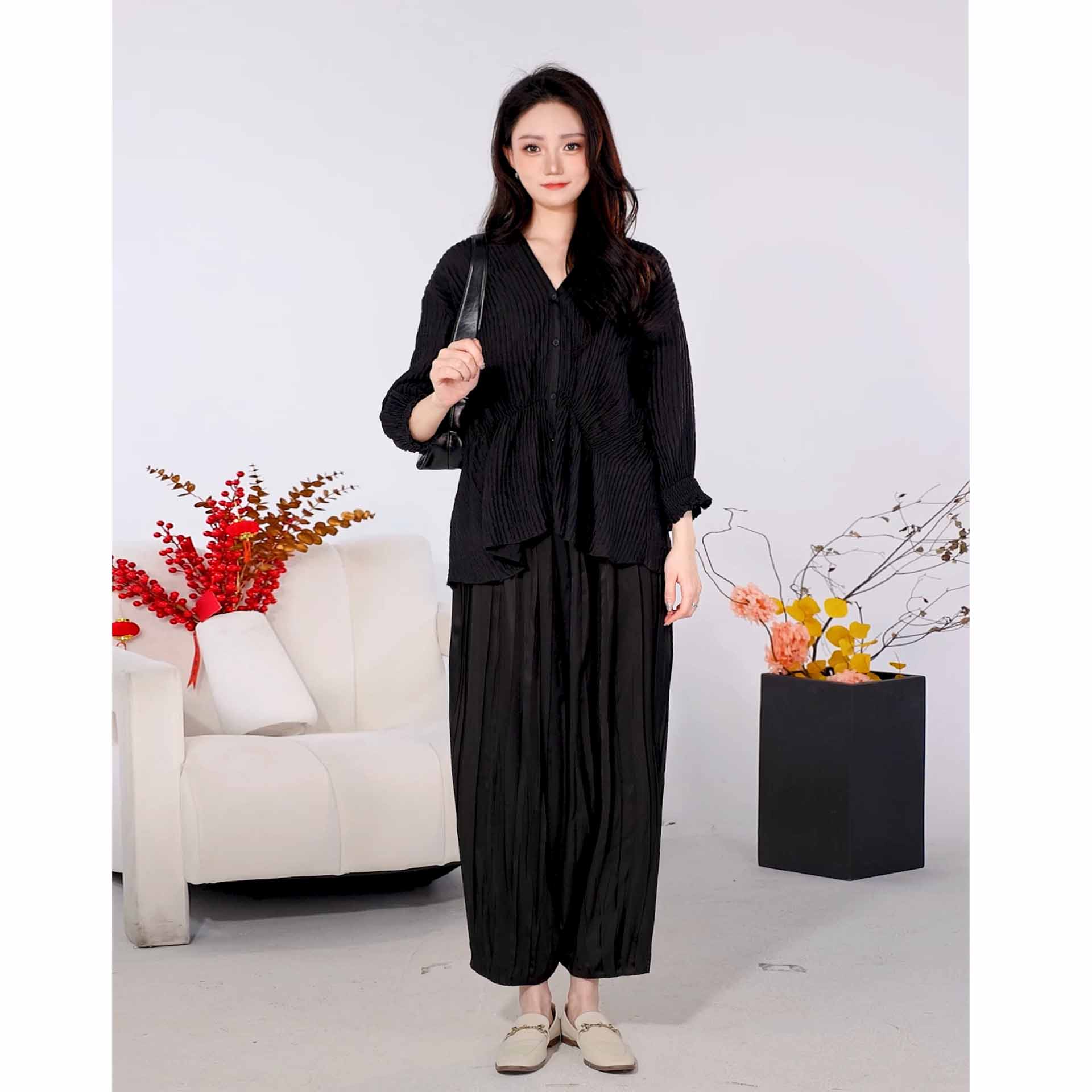 AUM/噢姆24年夏季新款显瘦气质时尚休闲百搭黑色宽松裤M1EG22405