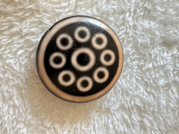 黑底白牙9眼气质脖挂大圆满珠长3厘米左右