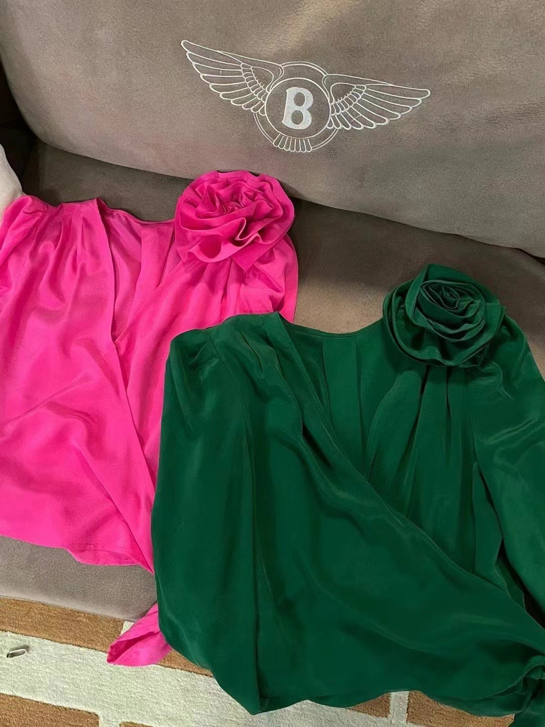 花朵系带火龙果色衬衣