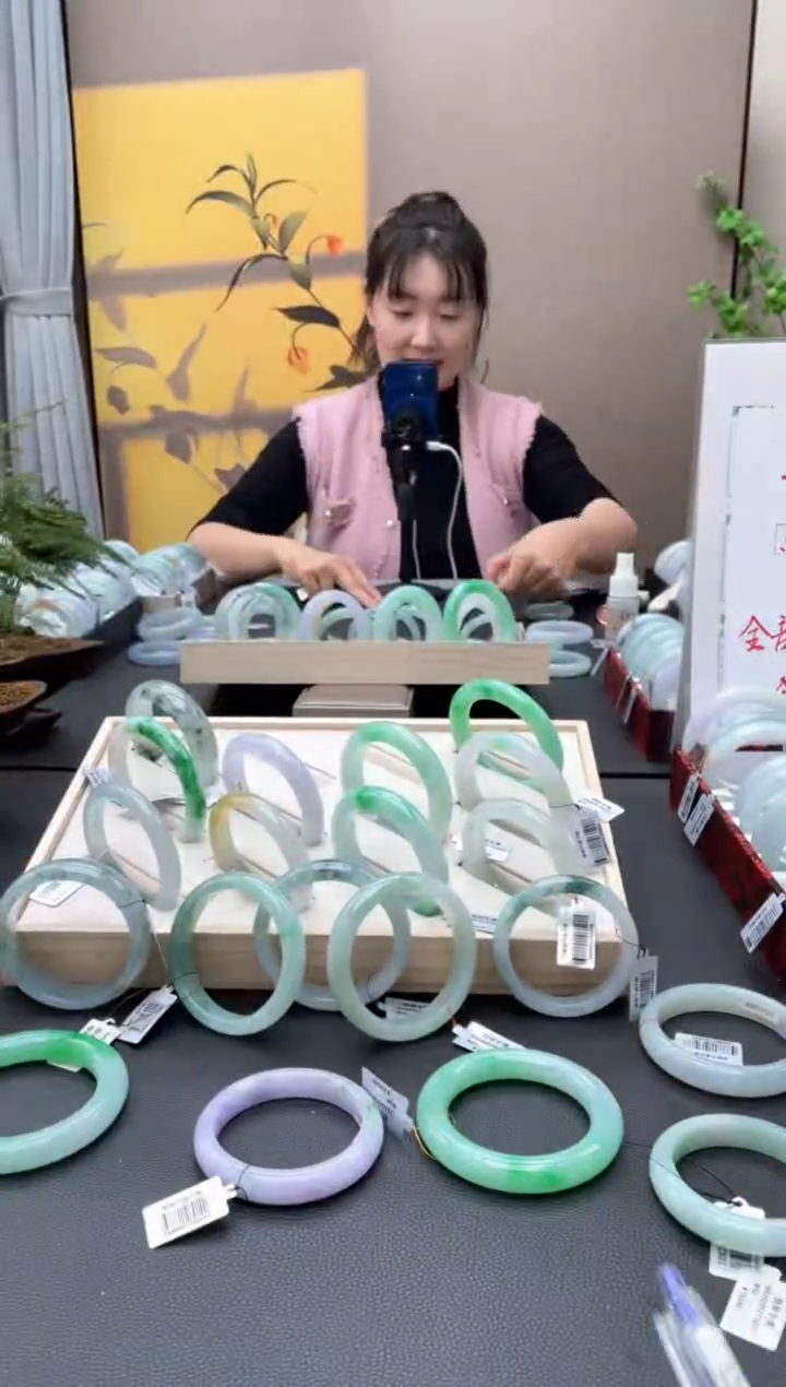 【闪购商品】翡翠手镯未镶嵌白色