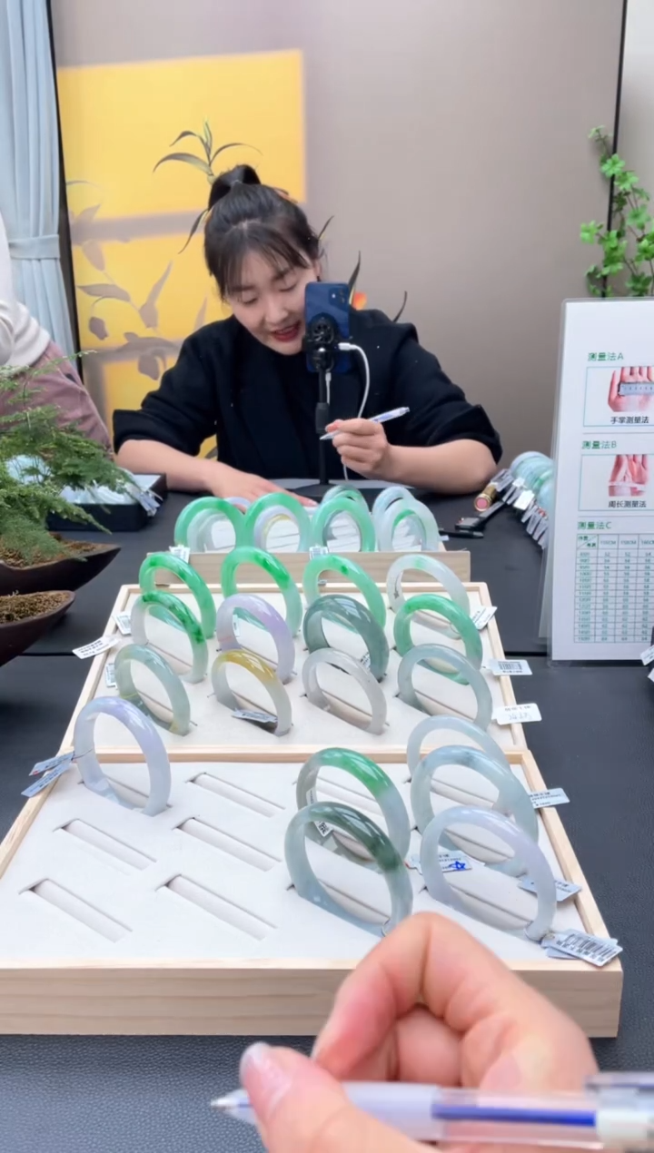 【闪购商品】翡翠手镯未镶嵌飘花