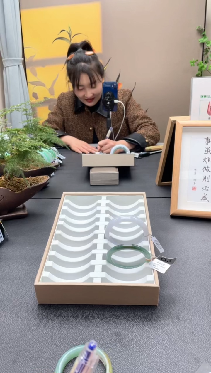 【闪购商品】翡翠手镯未镶嵌绿色