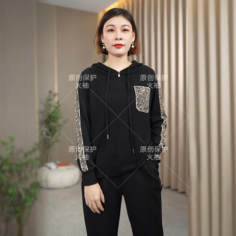 火袖F136时尚连帽印花上衣女2024秋新款宽松遮肚子百搭长袖妈妈装