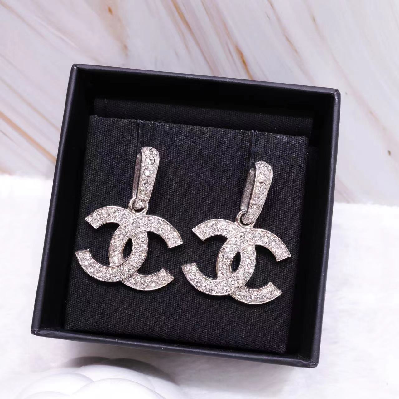 全新未使用 Chanel/香奈儿 银色满钻中号双C耳环 05763