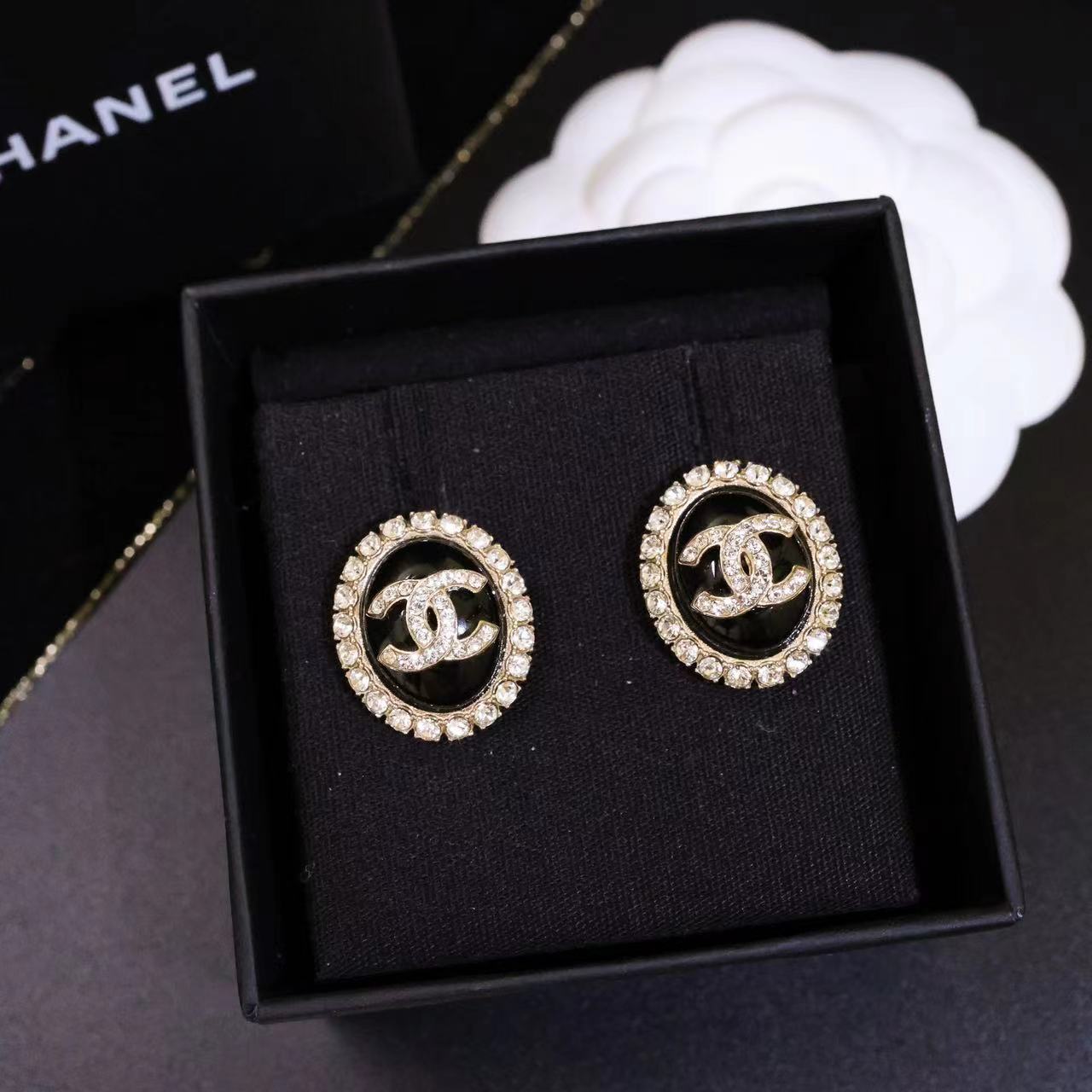 未使用 Chanel/香奈儿 黑色亮面椭圆琉璃镶钻耳夹 05629