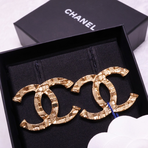 全新未使用 Chanel/香奈儿 23A金色超大号浮雕双c耳钉 05898