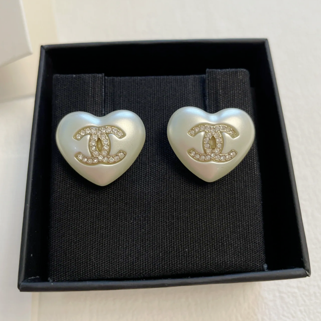 全新未使用 Chanel/香奈儿 白色爱心双C满钻中号耳钉 03505
