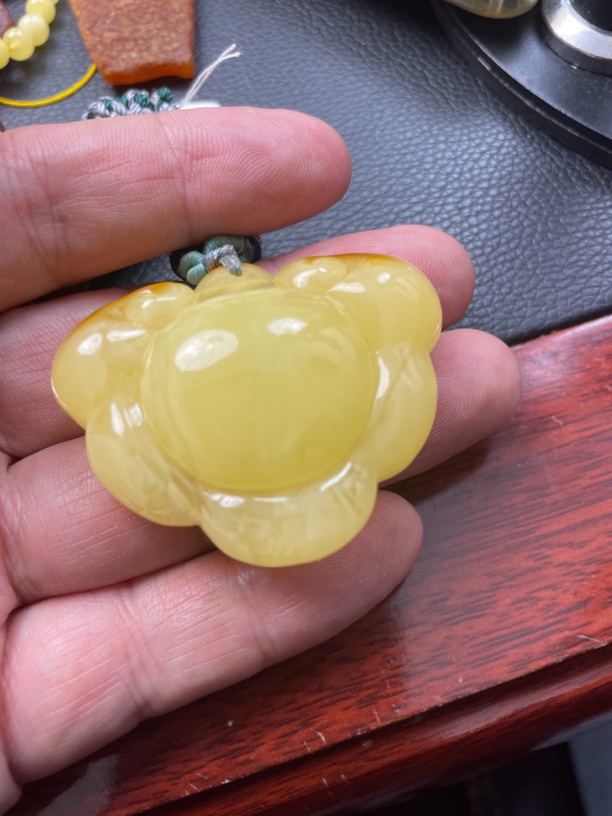 蜜蜡如意锁雕刻件吊坠