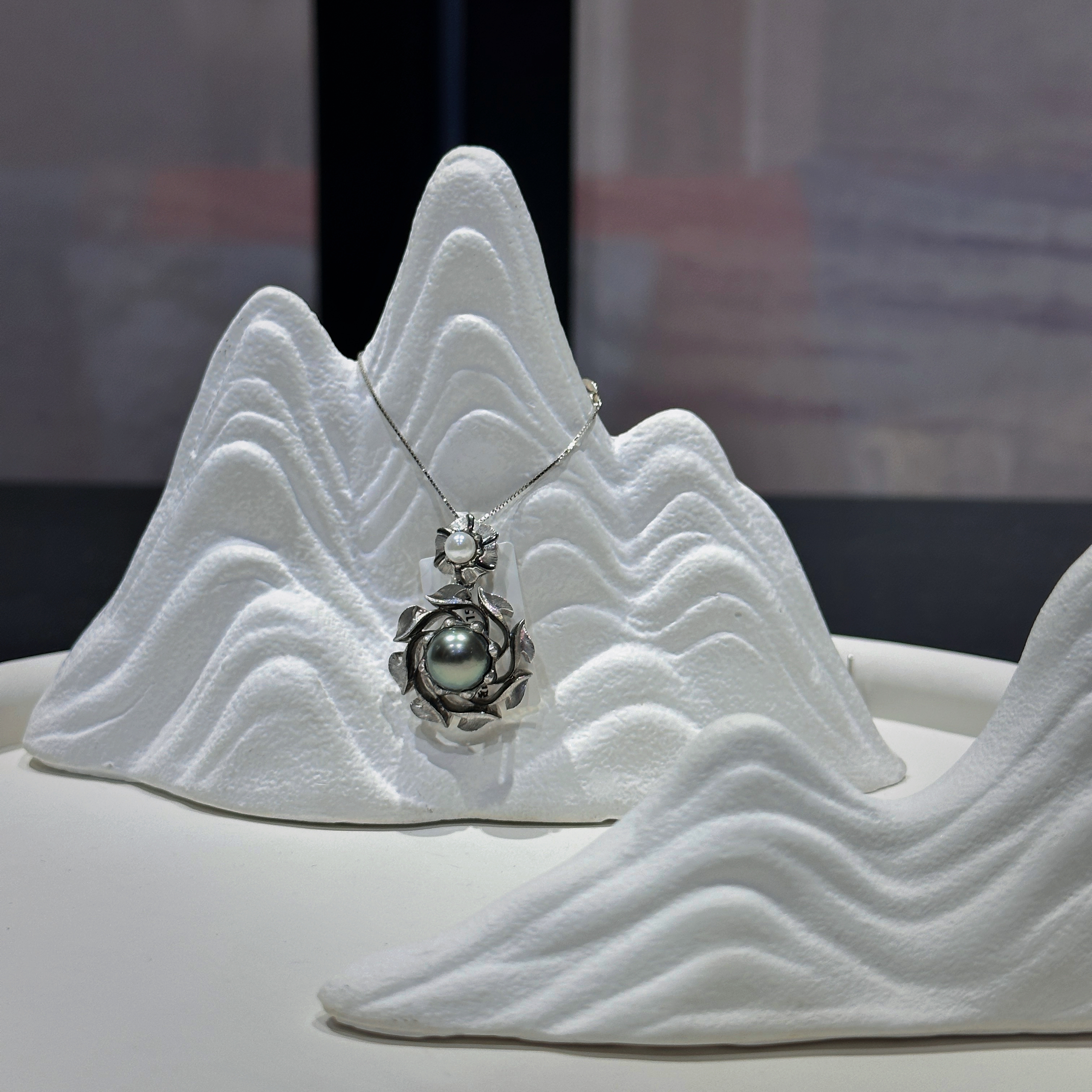 【高定系列】重工设计定制款18k金钻石大溪地极强光正圆吊坠9-10mm 