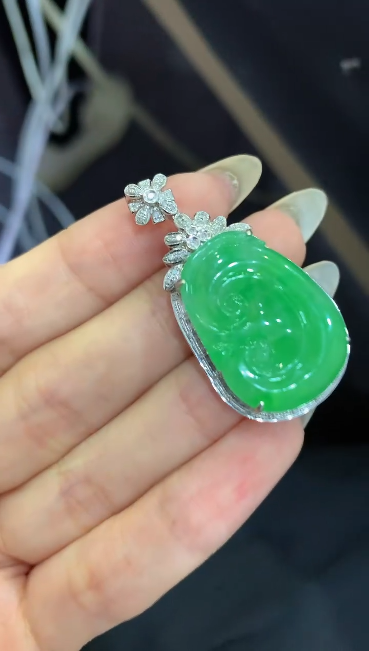 【闪购商品】翡翠吊坠(不含链)18K金镶嵌58团购