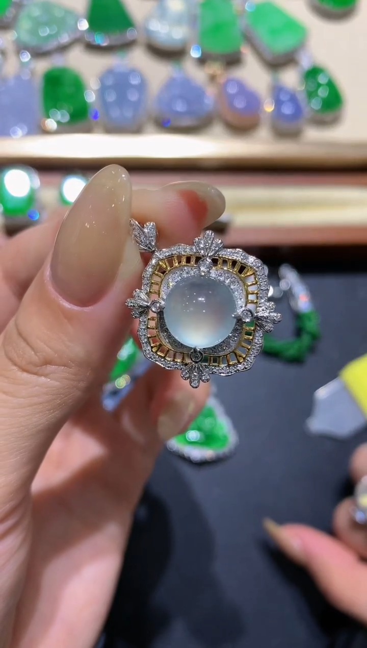 【闪购商品】翡翠吊坠(不含链)18K金镶嵌1团购