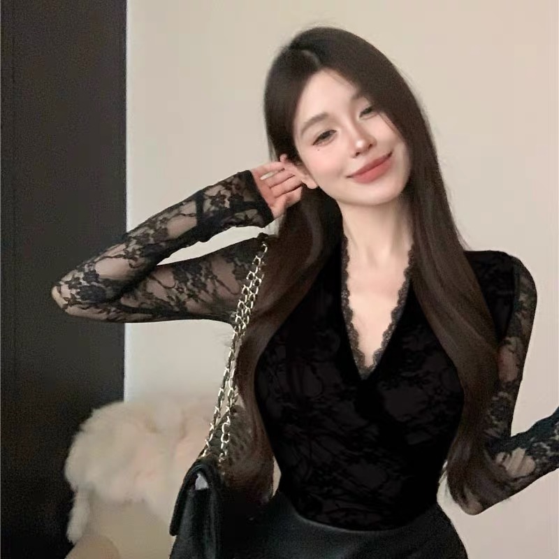 【雪儿Xueer】V领蕾丝打底衫