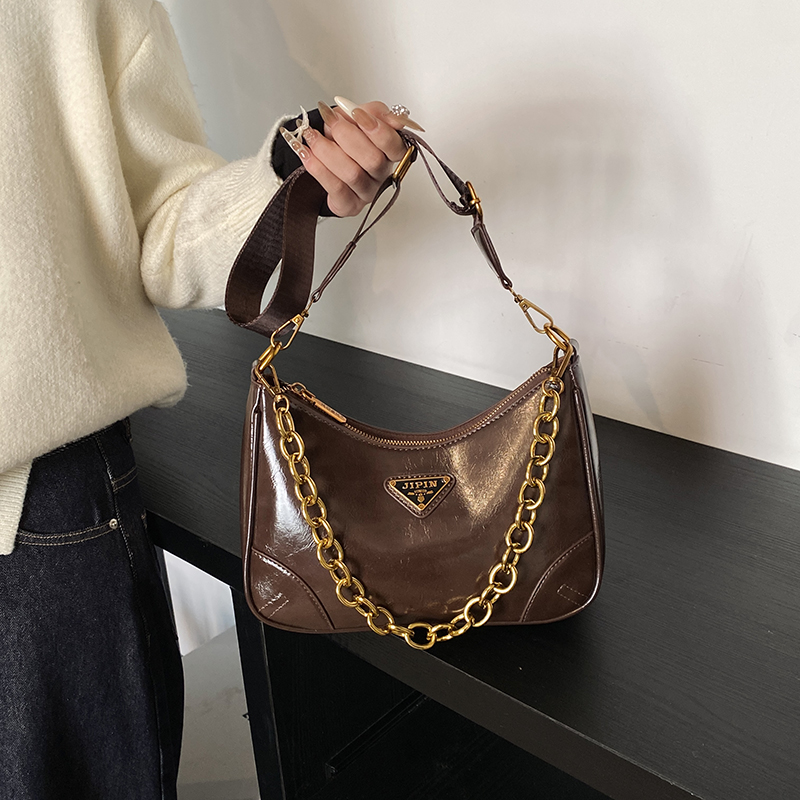 2024秋冬新款单肩斜挎腋下链条牛角包复古油蜡皮小方包简约通勤风