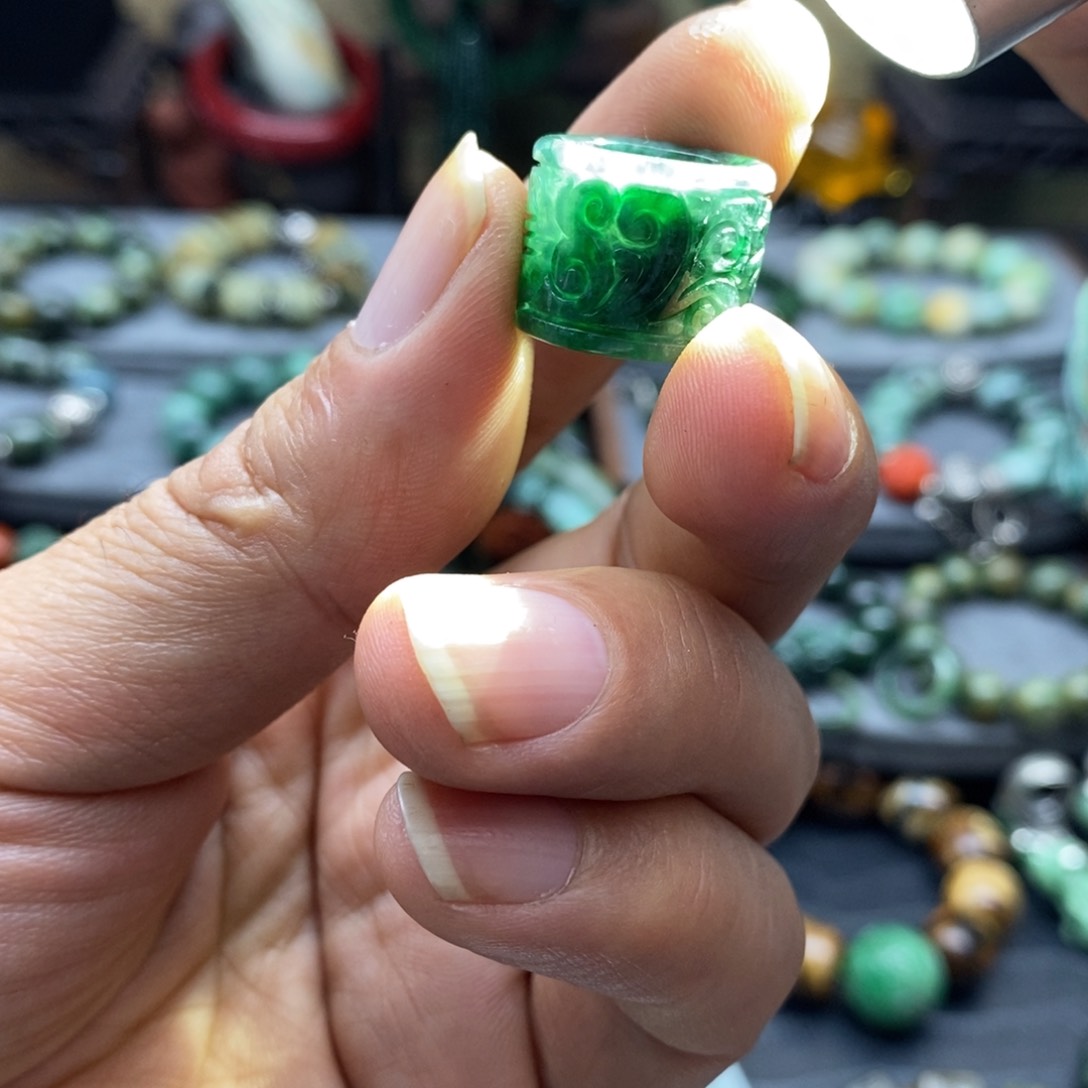 翡翠颈饰未镶嵌漂亮姐姐