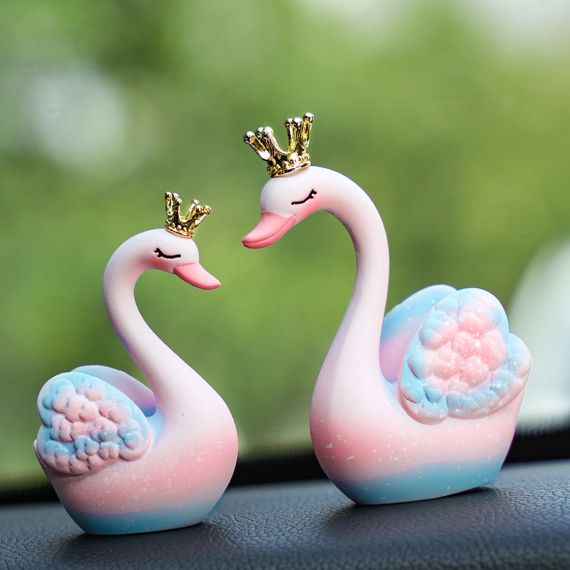 2026汽车摆件可爱情侣小天鹅车载车内饰品车上网红中控台装饰用品