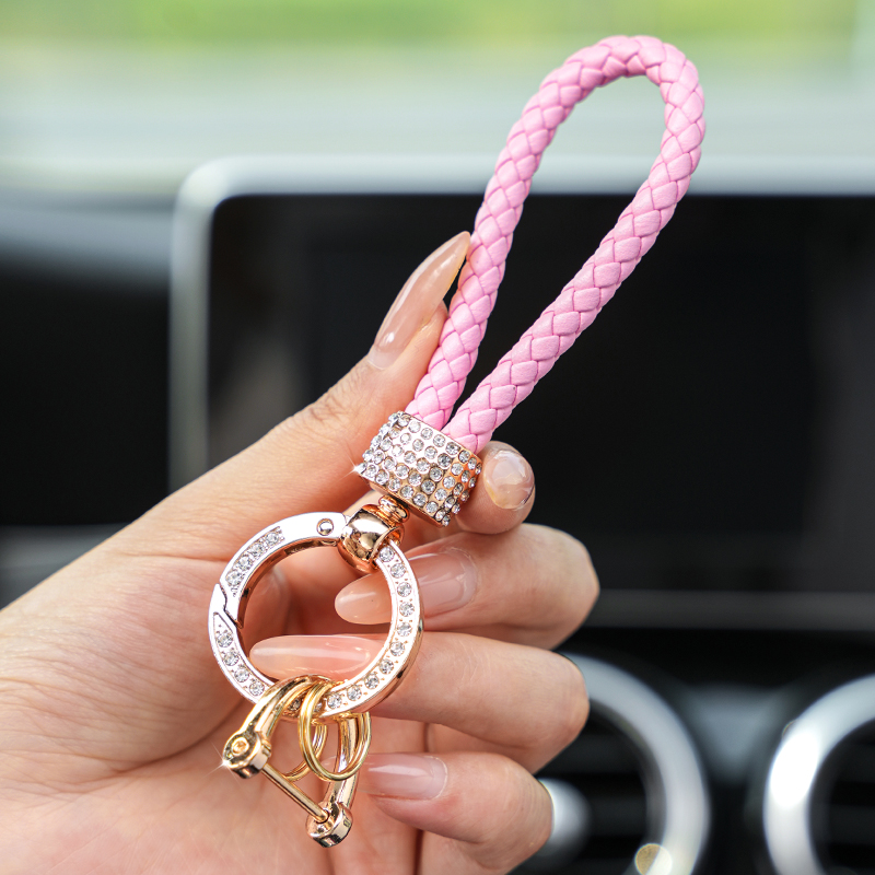 新款2026汽车钥匙扣创意编织皮绳镶钻车用女士钥匙链挂件通用挂绳