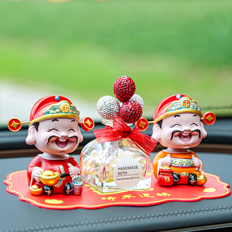 2026摇头公仔财神爷摆件桌面招财装饰品家用车载饰品汽车用品大全