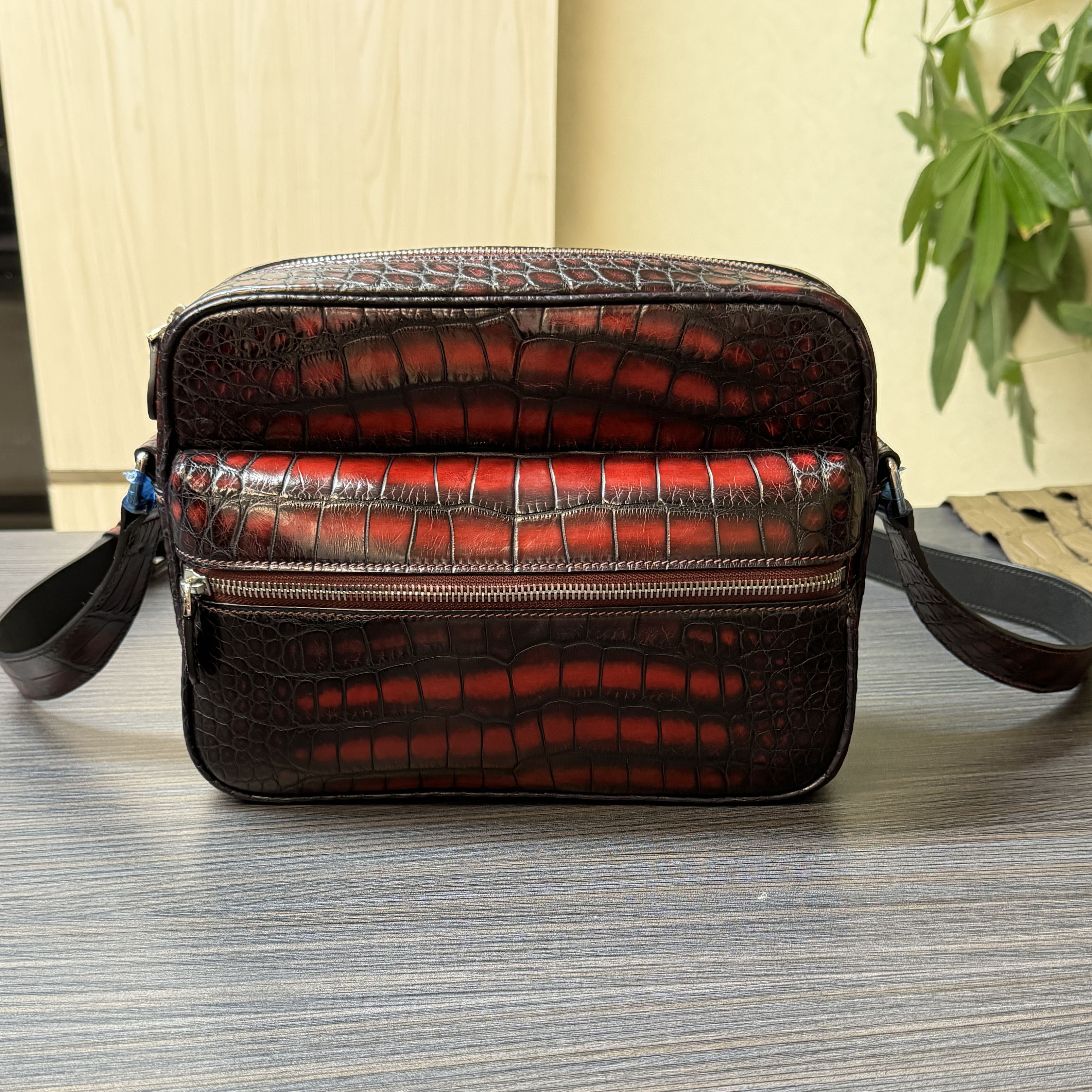 冉龙灯美洲鳄时尚男士手工擦色单肩斜挎包大容量小方包横款相机包