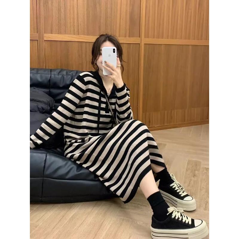 法式慵懒风复古连帽针织连衣裙女秋冬时尚宽松气质休闲条纹毛衣裙