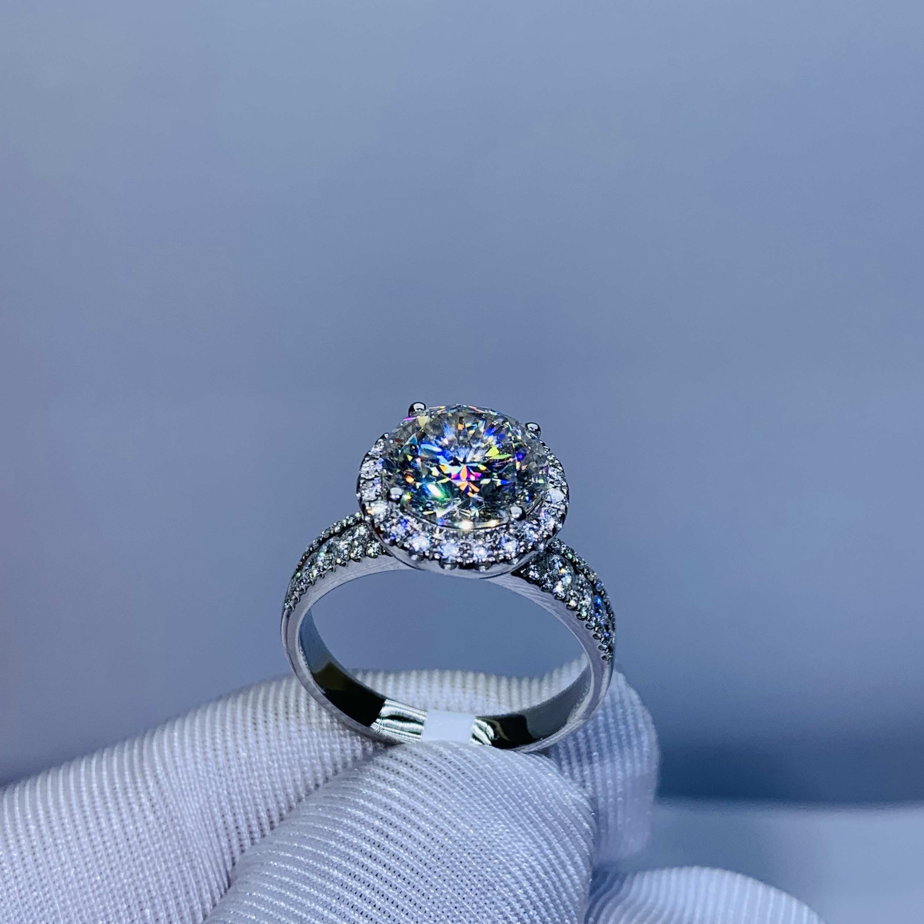 莫桑石豪镶圆包  经典时尚 18K 镶嵌莫桑石