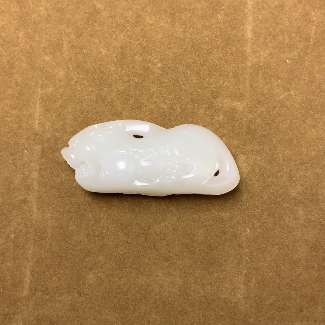 新疆和田玉光白独籽名家作品貔貅吊坠