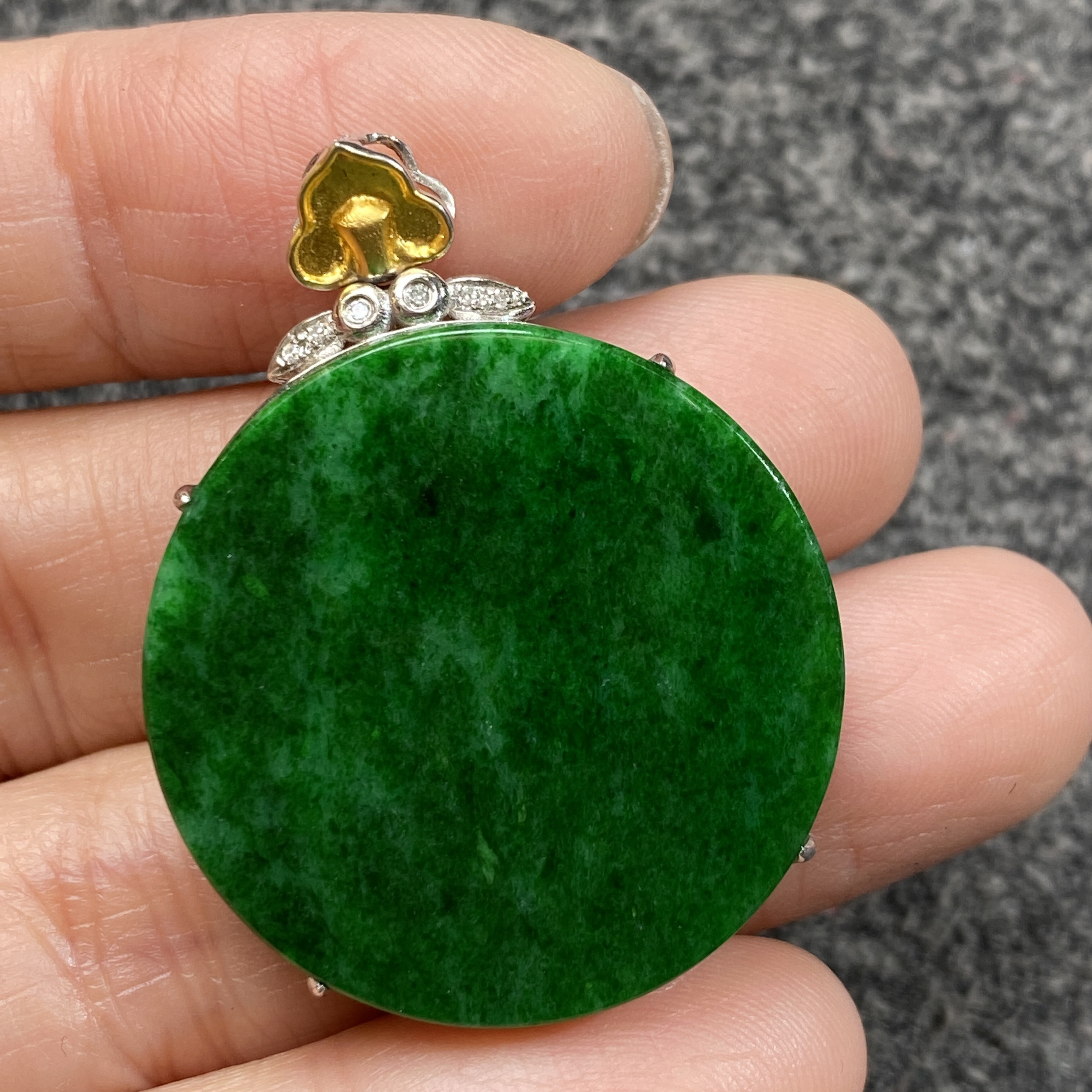 18k镶钻辣绿平安无事牌吊坠 种老色好 上身大气