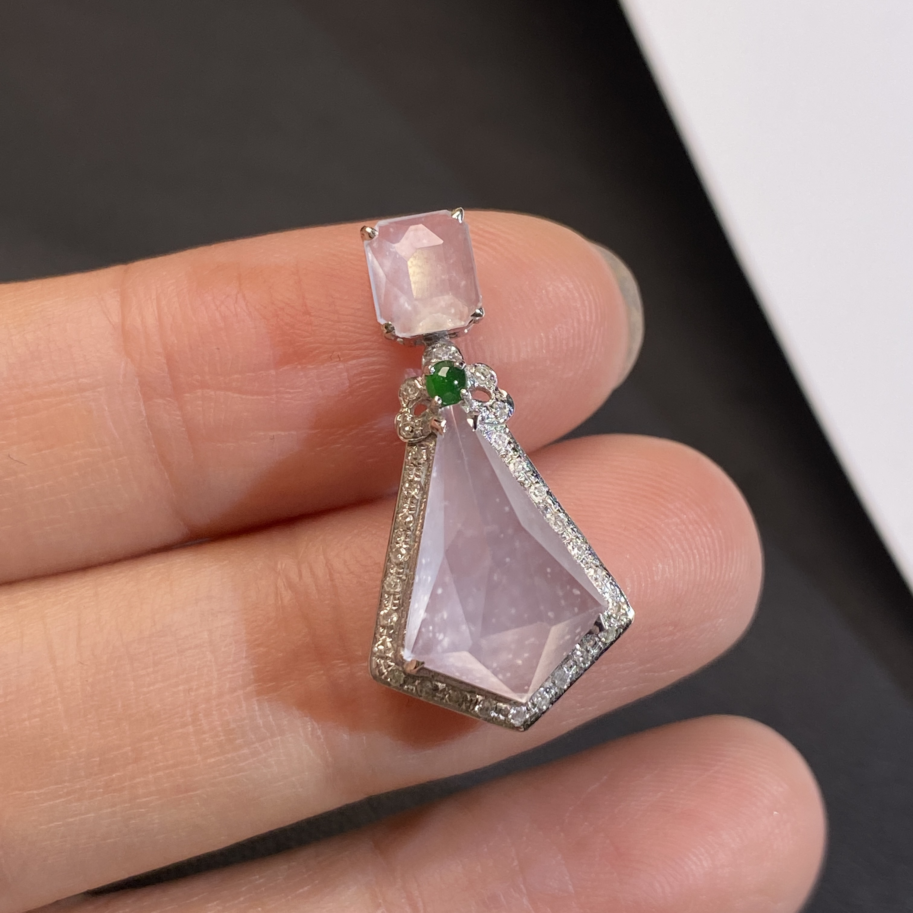 18k镶钻设计款 高冰菱形翡翠吊坠 种老冰透 上身时尚