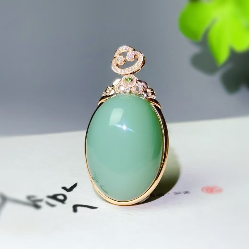 和田玉粉青18k金吊坠