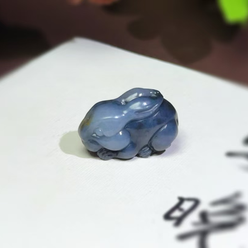 和田玉青花玉兔吊坠