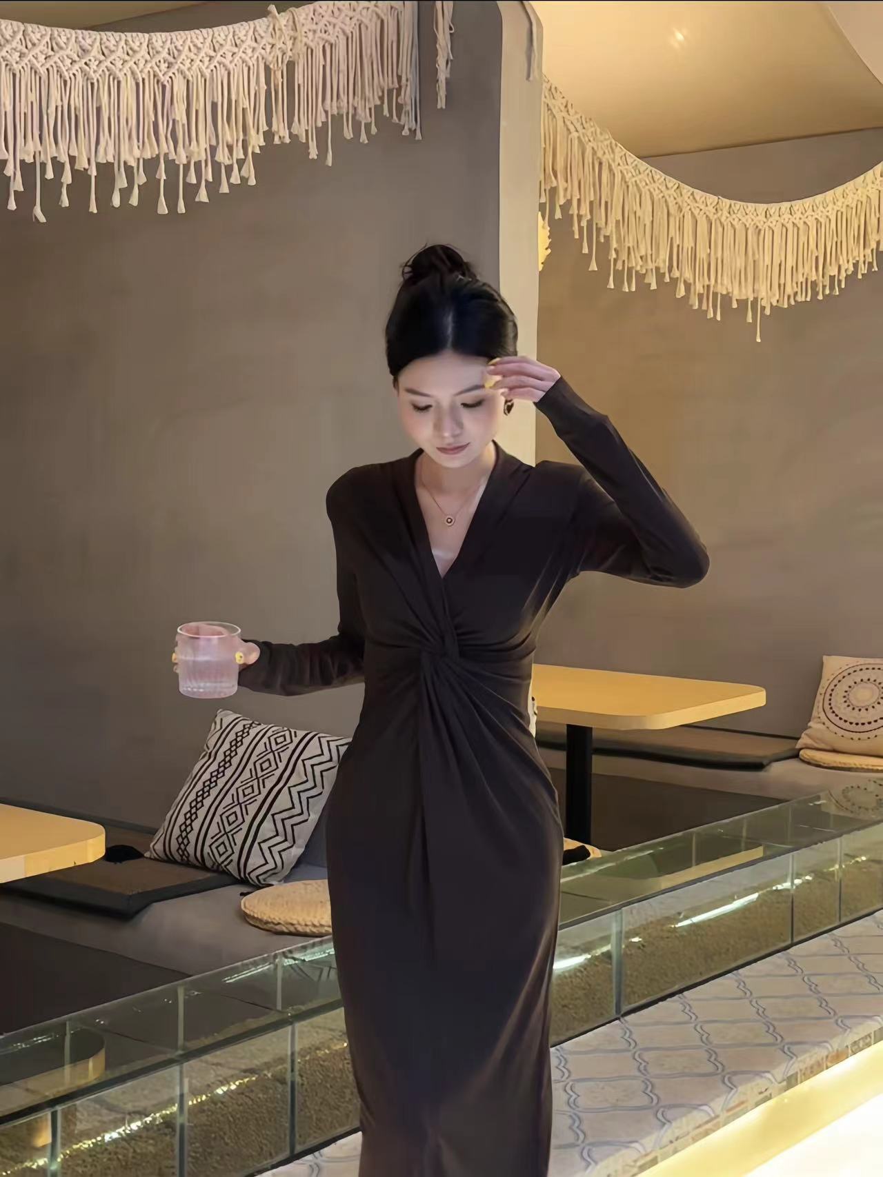 秋季新款扭结赫本风连衣裙女长袖纯欲显瘦气质百搭长裙