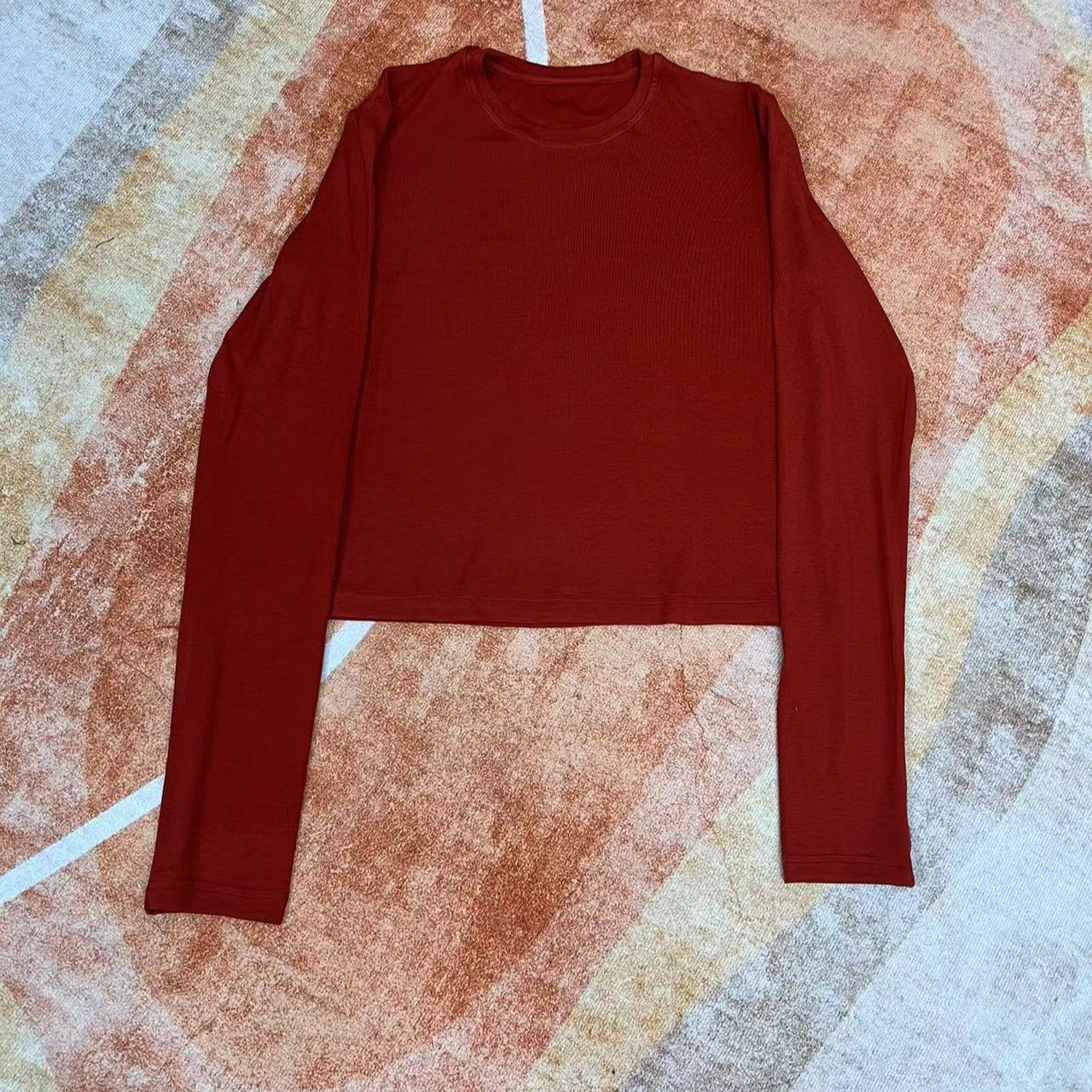 一半---原创设计感加长长袖短款合体版型T恤2409244