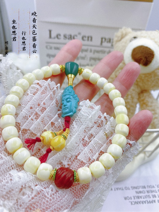 蜜蜡手持瓷白绿松高端蜜蜡