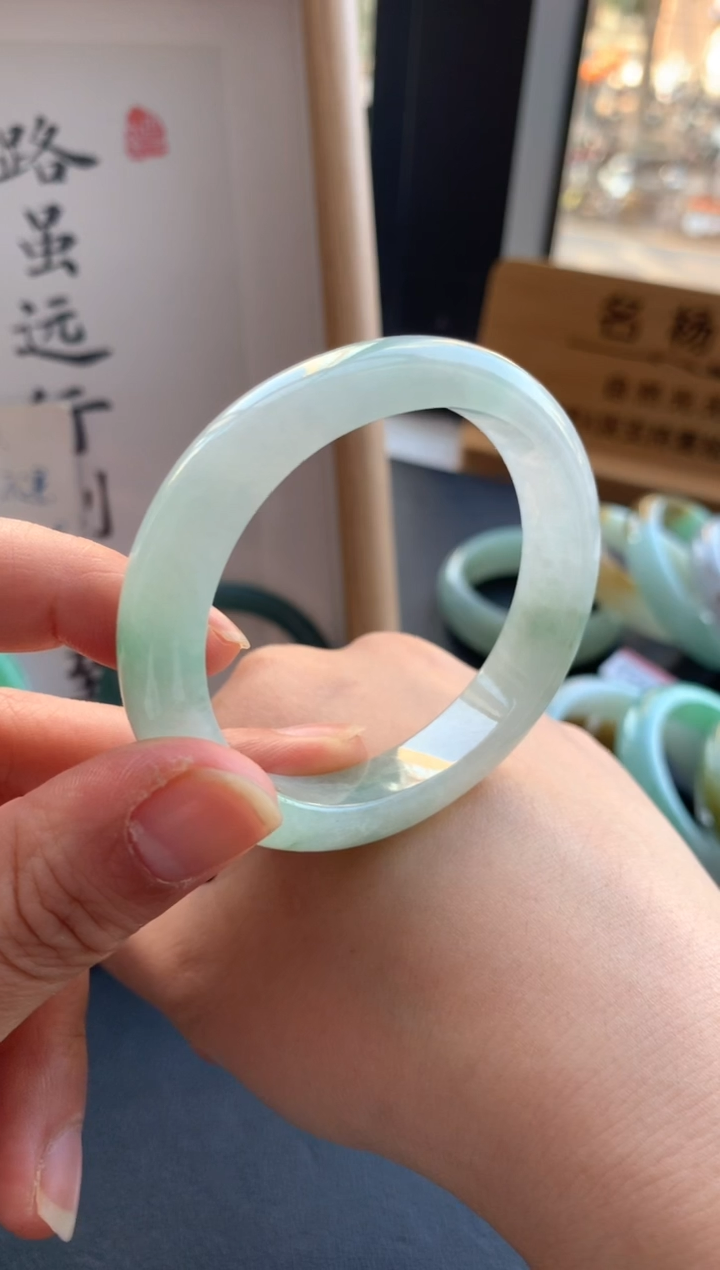 【闪购商品】翡翠手镯未镶嵌贵妃52.6