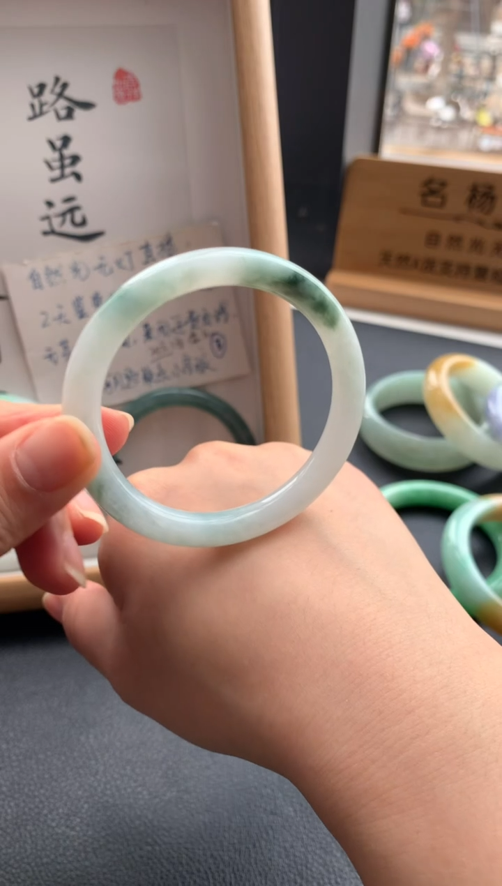 【闪购商品】翡翠手镯未镶嵌贵妃54.6