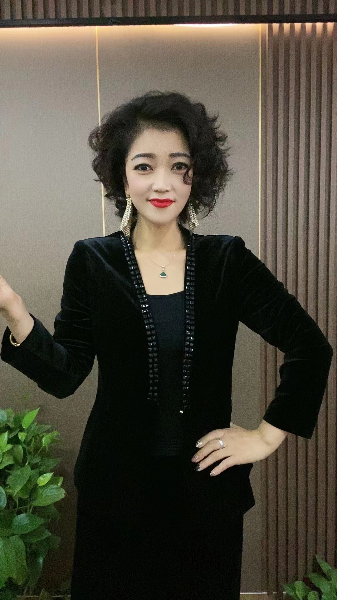 2025时尚春秋新款气质显瘦黑色女士修身短款丝绒小西装外套