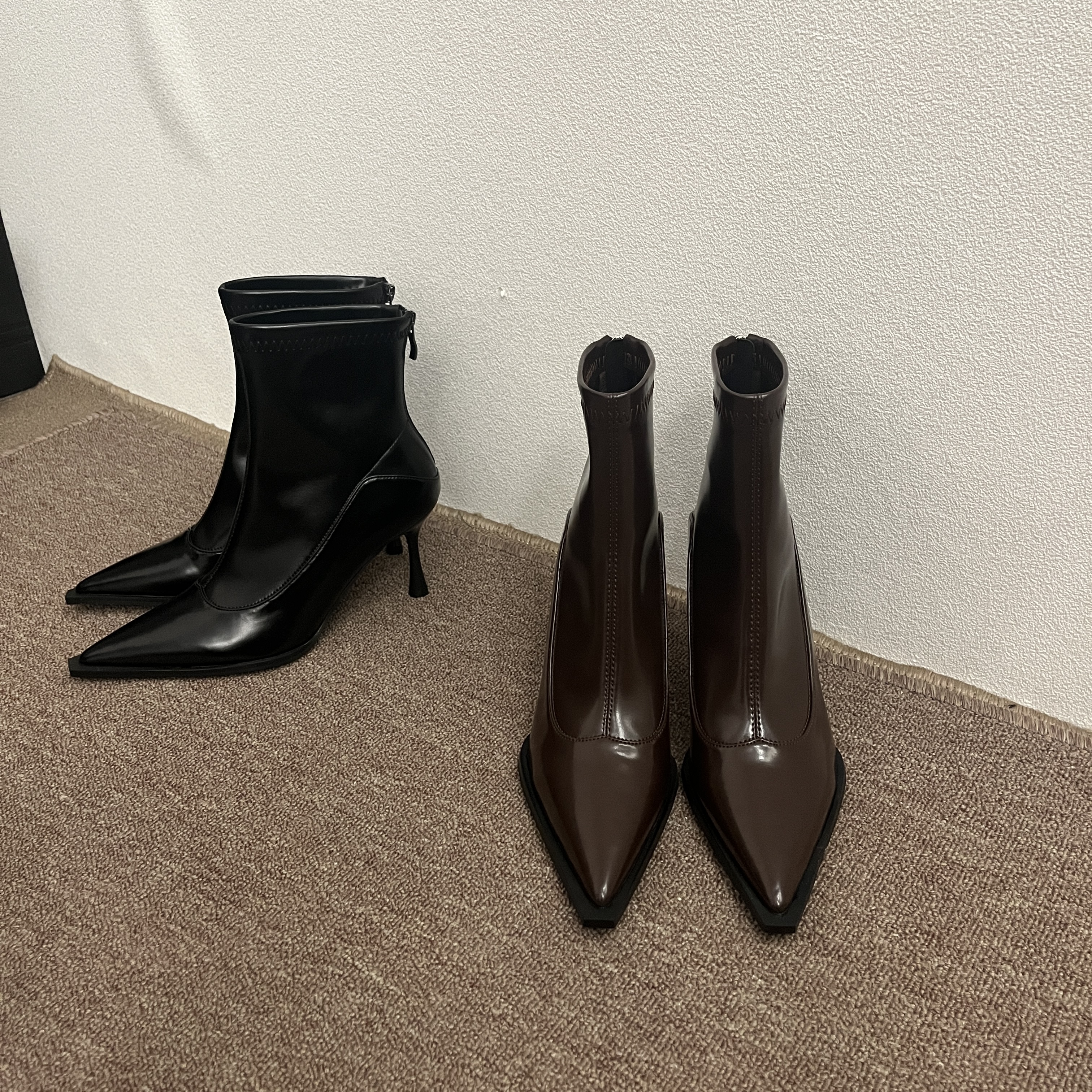 棕色细跟短靴女尖头2023年秋冬新款高跟软皮时装靴子女套筒瘦瘦靴