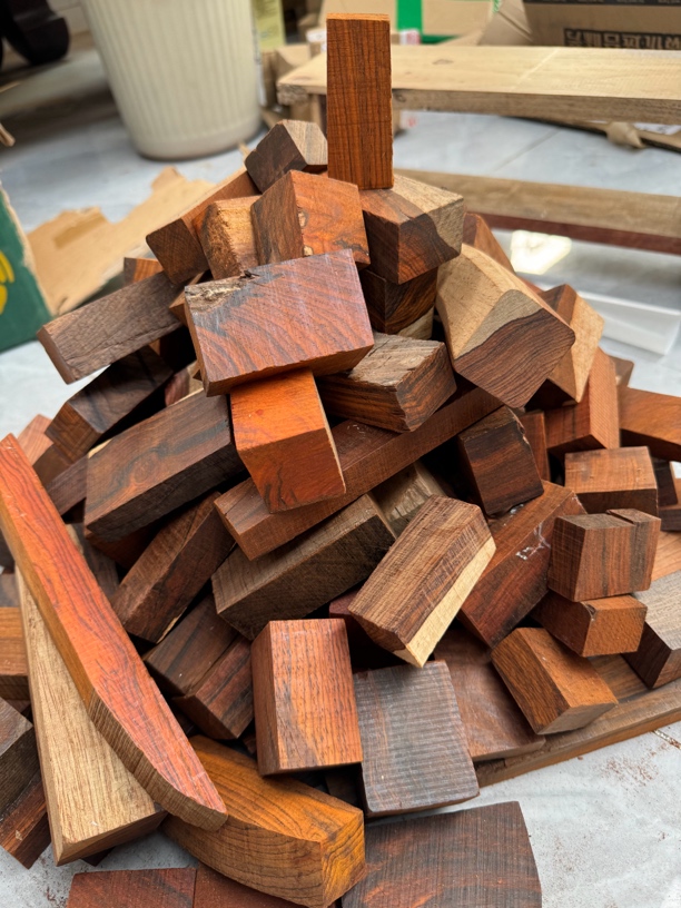 微凹黄檀边角料，2斤！随机发货，介意慎拍！