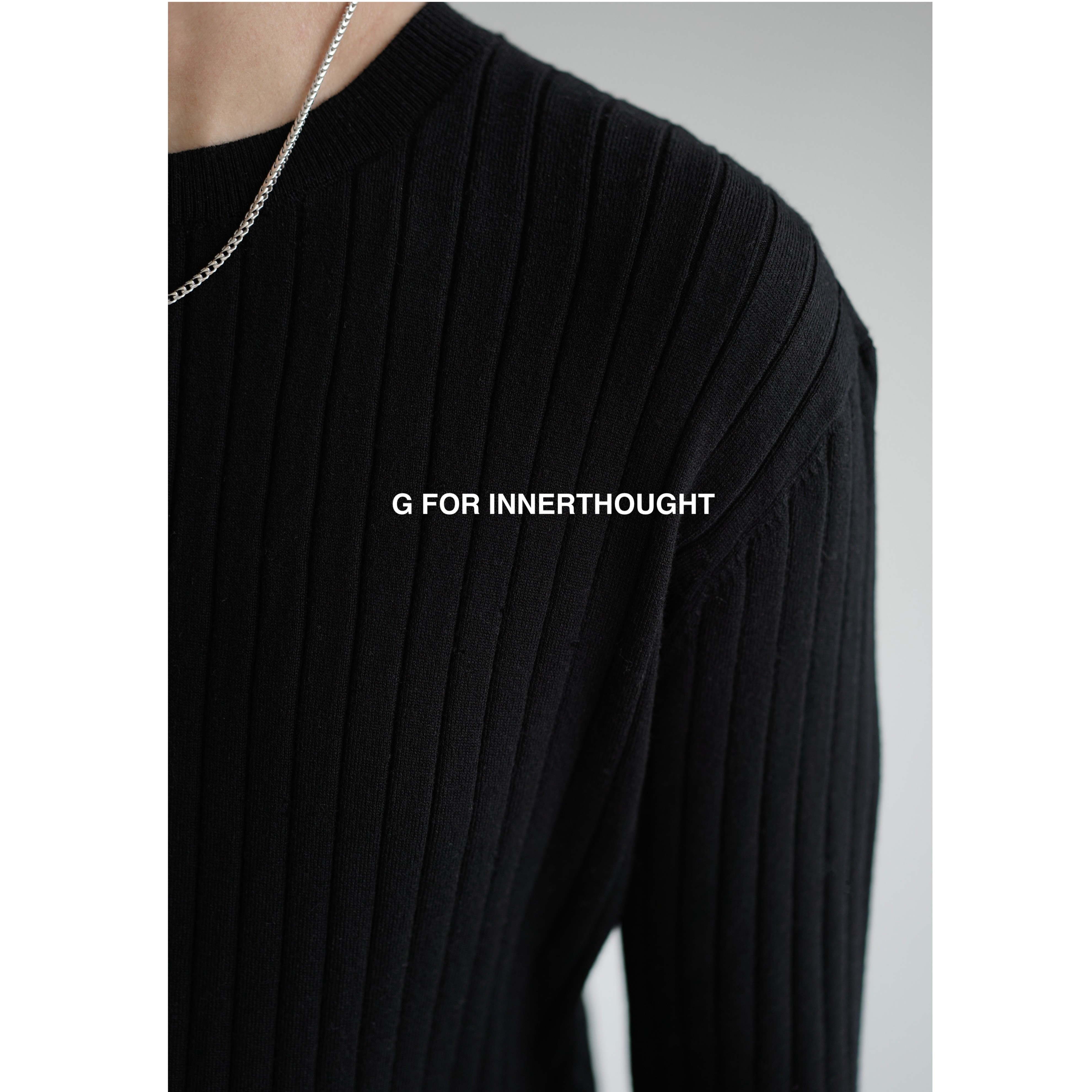 G FOR INNERTHOUGHT| 精纺羊毛坑条弹力圆领针织衫毛衣侧开叉男